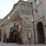 L'Universit� era ubicata nel cinquecentesco Palazzo Prelatizio, di corso Federico II di Svevia. L'edificio, oggi "casa" della diocesi locale, � facilmente riconoscibile per via dell'elegante balconata presente al primo piano